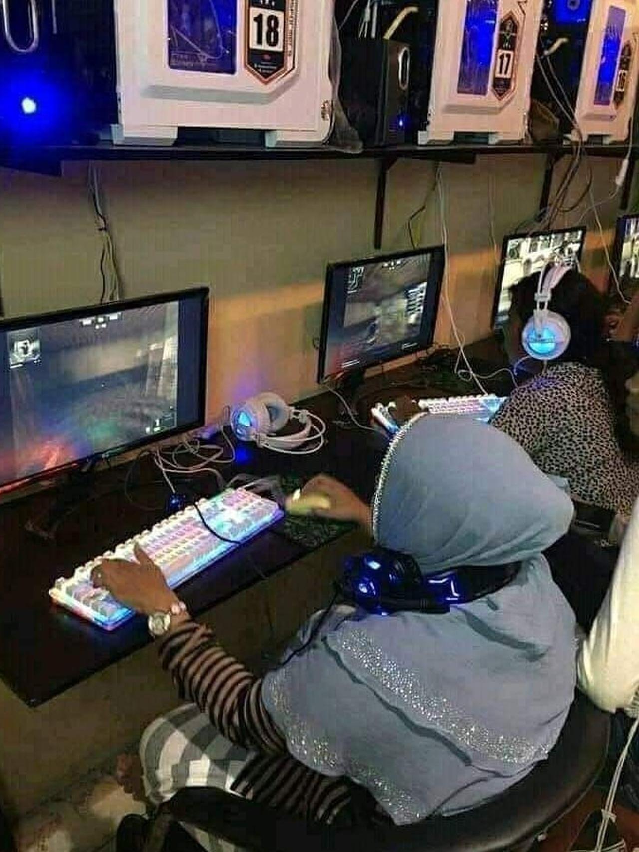 Kelakuan Kocak Emak-emak di Warnet Ini Bikin Geleng-geleng Kepala